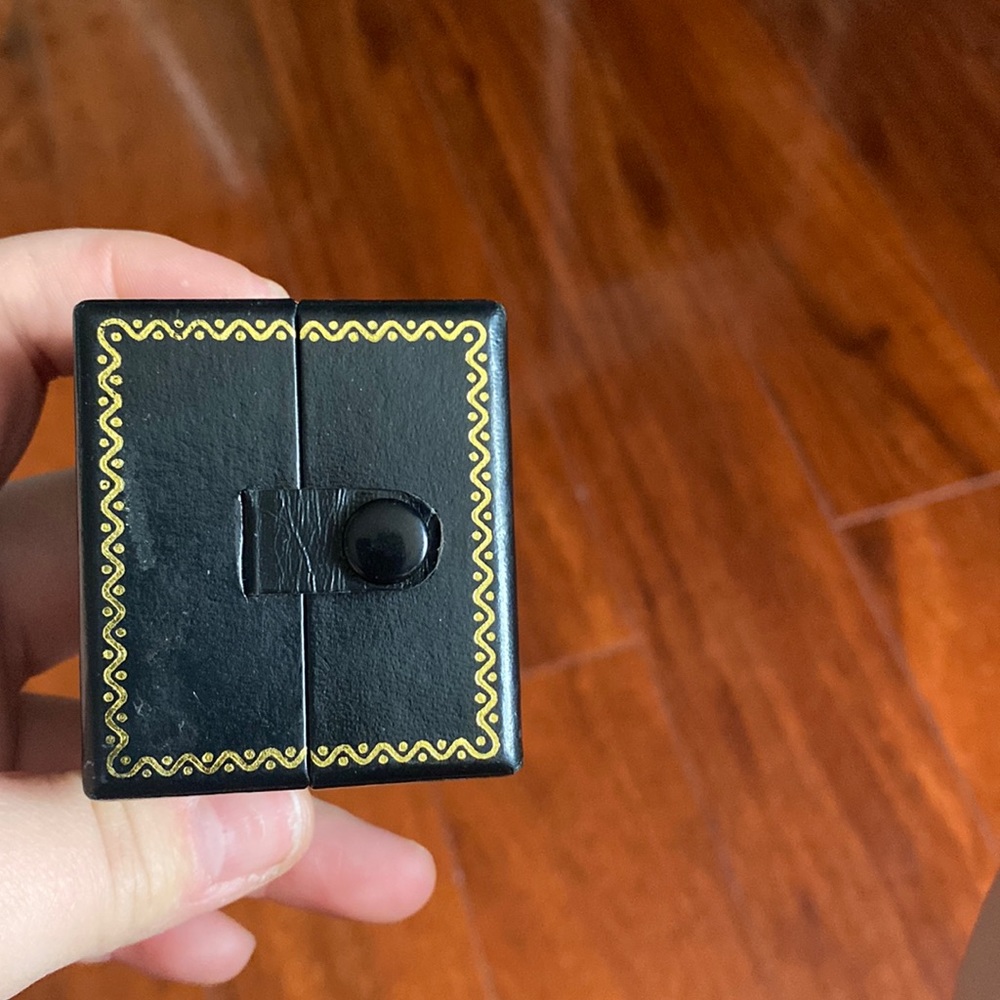ring box - Picture 1 of 3